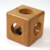 Houten kubus rammelaar met belletje