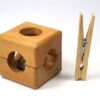 Houten kubus rammelaar met belletje