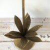 Hoge kandelaar met blad