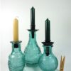 3 blauwe flesjes met kaarshouders