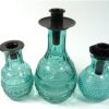 3 blauwe flesjes met kaarshouders