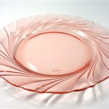 Vijf vintage roze borden glas