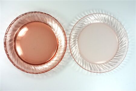 Vijf vintage roze borden glas