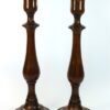 2 hoge houten kandelaars