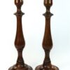 2 hoge houten kandelaars
