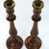 2 hoge houten kandelaars