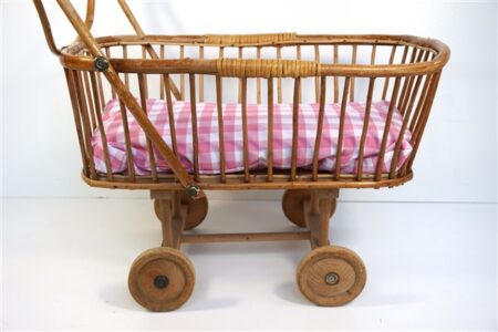 Vintage rotan poppenwagen / poppenwieg