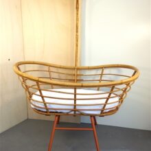 Vintage rotan wieg schuine poten