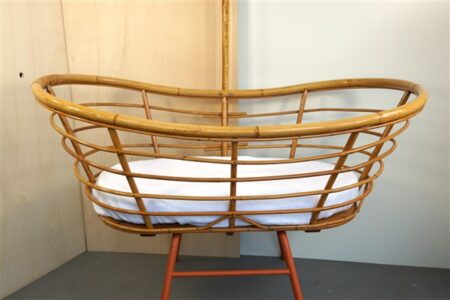 Vintage rotan wieg schuine poten