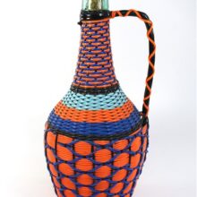 Vintage wijnfles in geweven plastic / wicker bottle