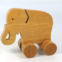 Houten olifant op wielen