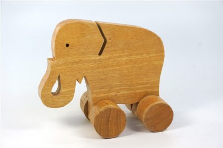 Houten olifant op wielen