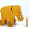 Houten olifant op wielen