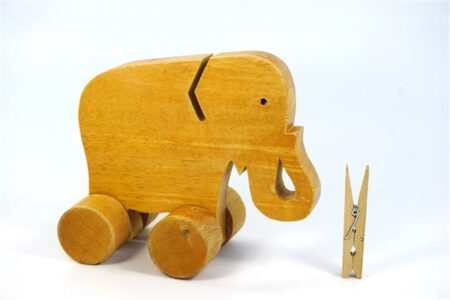 Houten olifant op wielen