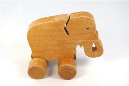 Houten olifant op wielen