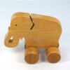 Houten olifant op wielen