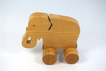 Houten olifant op wielen