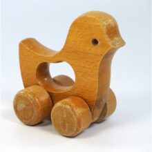 Houten vogel op wielen