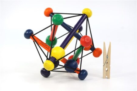Houten rammelaar met elastiek