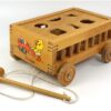 Vintage houten vormendoos op wielen