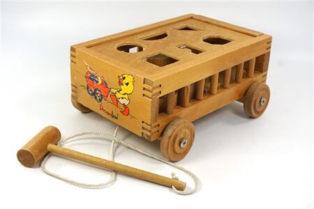 Vintage houten vormendoos op wielen