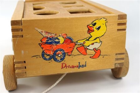 Vintage houten vormendoos op wielen