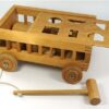 Vintage houten vormendoos op wielen