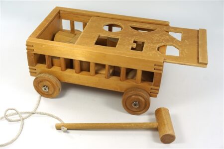 Vintage houten vormendoos op wielen