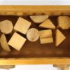 Vintage houten vormendoos op wielen