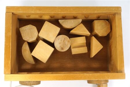 Vintage houten vormendoos op wielen