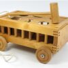 Vintage houten vormendoos op wielen