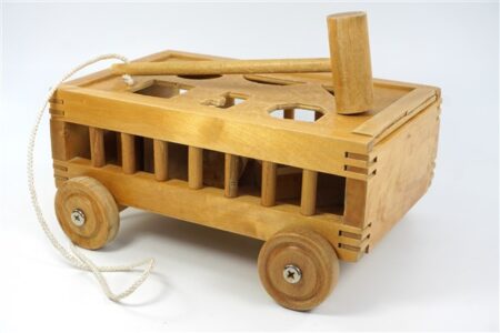 Vintage houten vormendoos op wielen