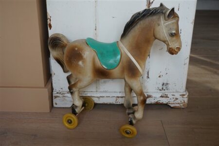Oud paard wielen kunststof