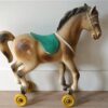 Oud paard wielen kunststof