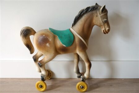 Oud paard wielen kunststof