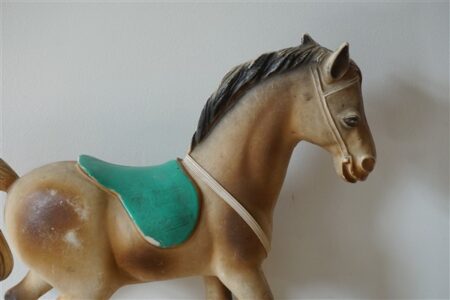 Oud paard wielen kunststof