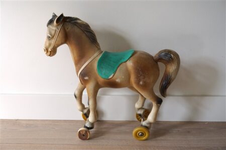 Oud paard wielen kunststof