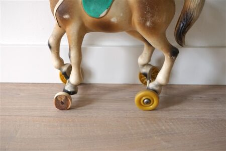 Oud paard wielen kunststof