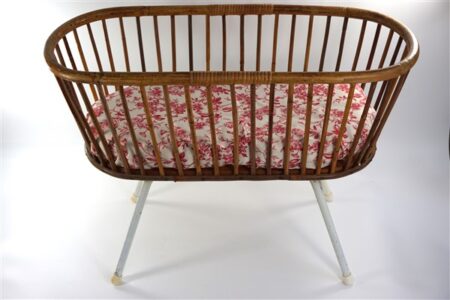 Vintage poppenwieg rotan