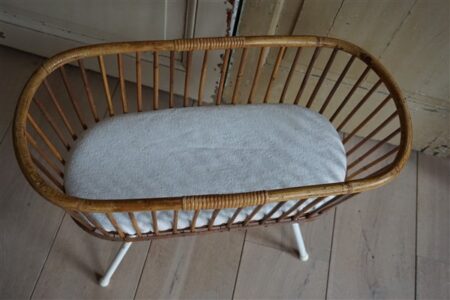 Vintage poppenwieg rotan
