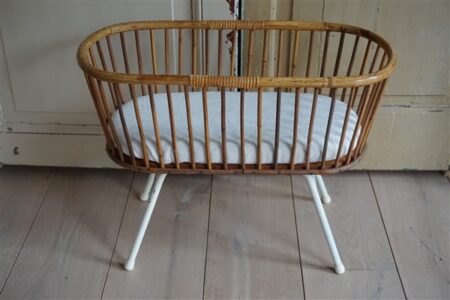 Vintage poppenwieg rotan