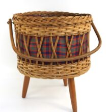 Vintage rotan (naai)mand op poten