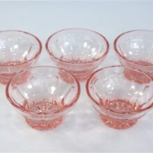 Vintage roze glazen schaaltjes
