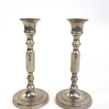 2 metalen kandelaars zilverkleurig
