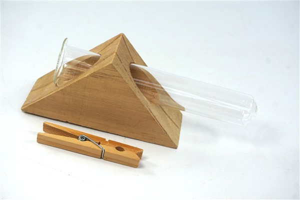 Glazen buis in houten hanger