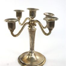 Zilverkleurige metalen kandelaar