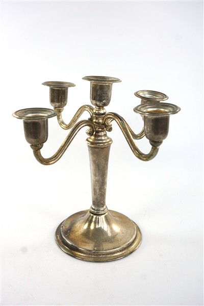 Zilverkleurige metalen kandelaar