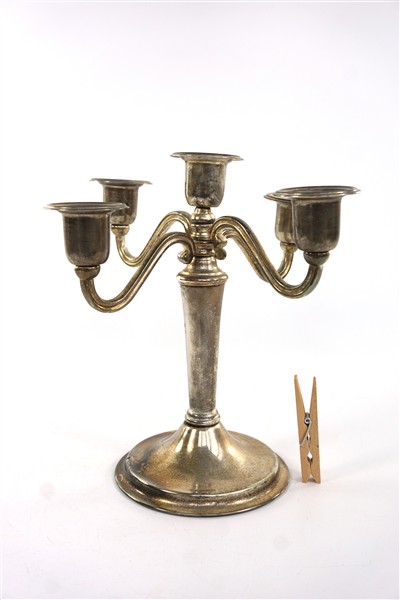 Zilverkleurige metalen kandelaar