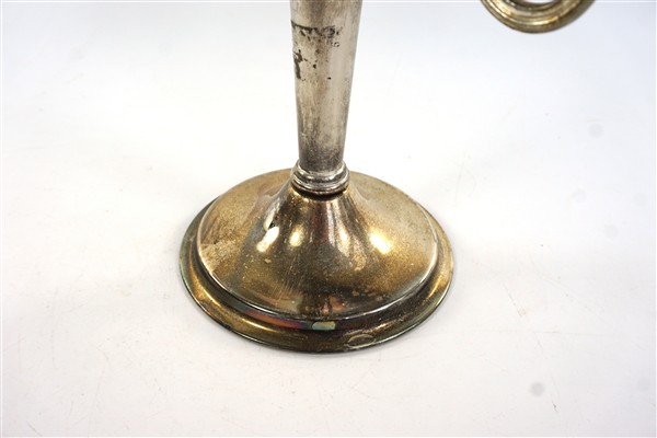 Zilverkleurige metalen kandelaar