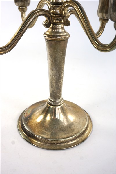 Zilverkleurige metalen kandelaar